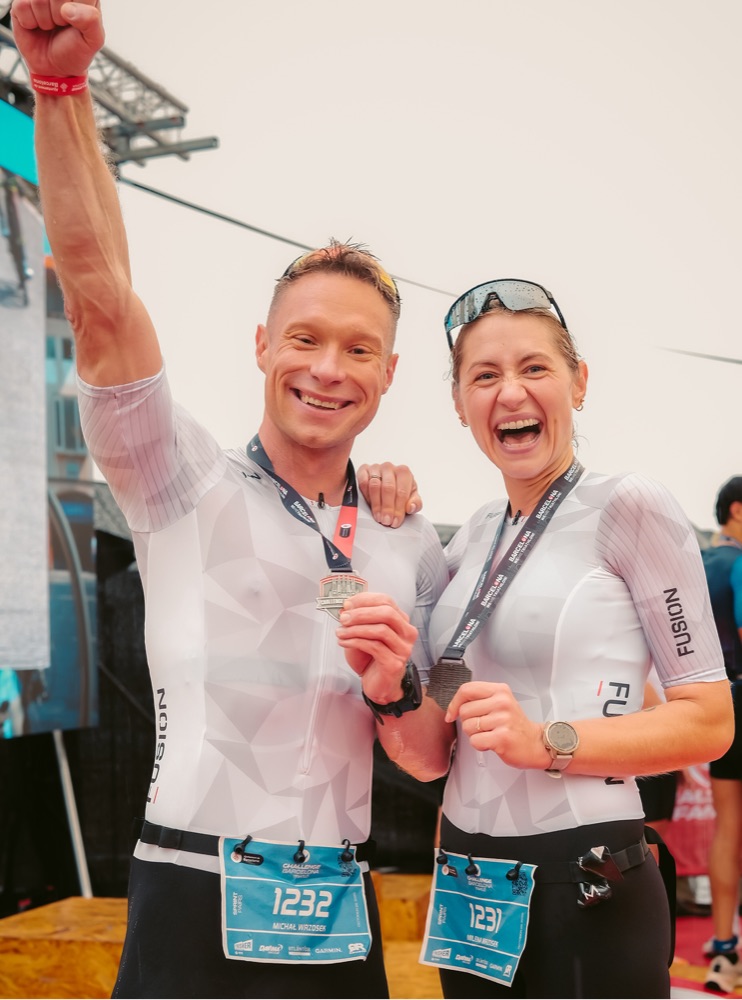 dr Michał Wrzosek z partnerką na mecie zawodów triathlonowych